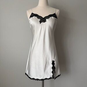 Victoria's Secret Women's White and Black Slip